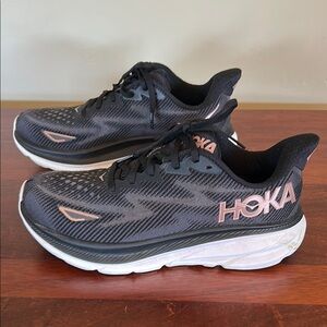 HOKA ONE ONE - Clifton 8.5D (Wide Width) Black Rose Gold BRGL Running Walking